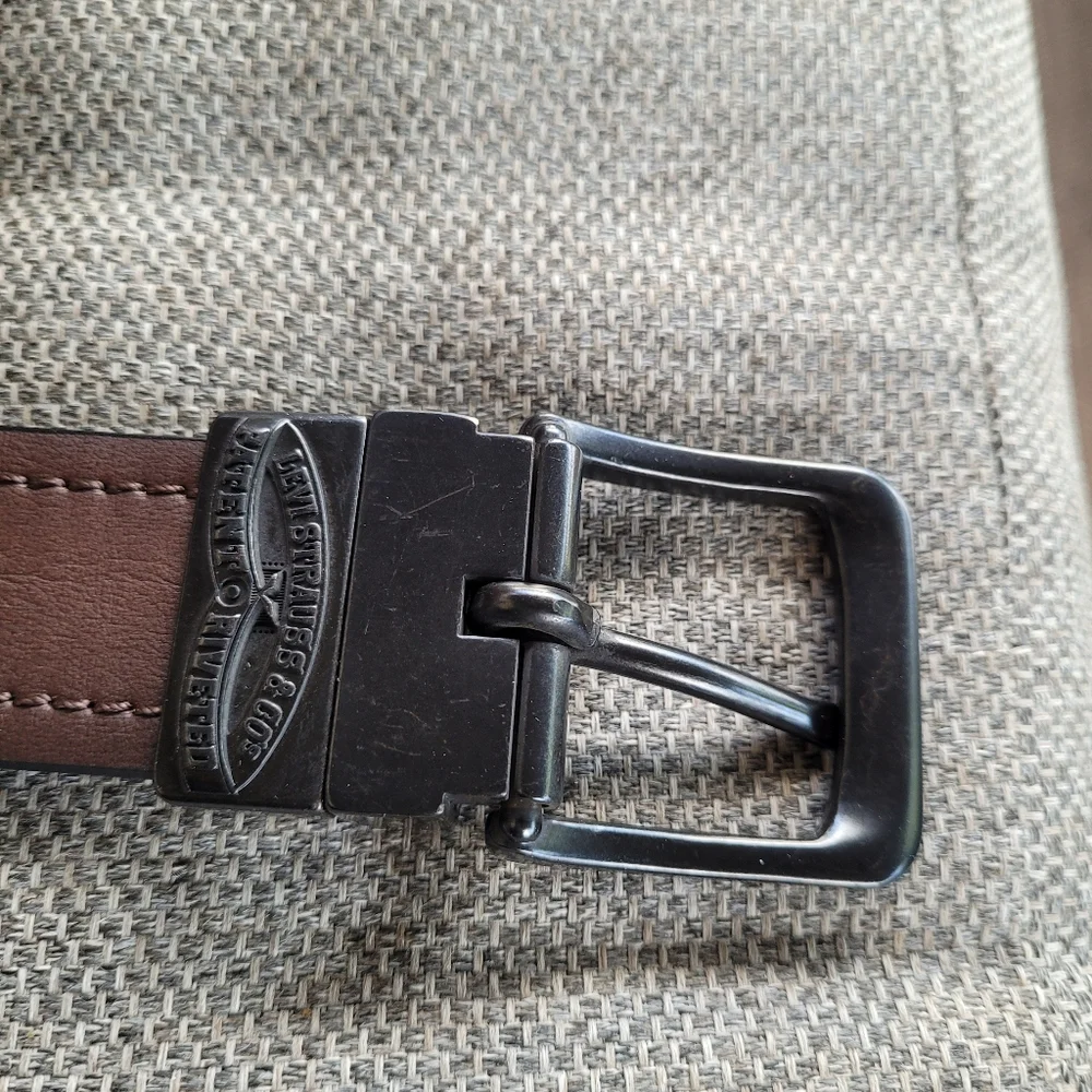 Levi's leather belt, reversible, sz 30-32